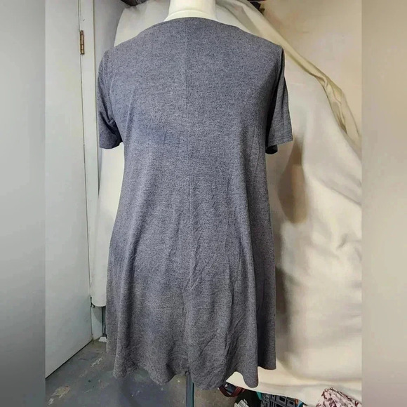 ZENANA PREMIUM CHARCOAL GRAY V-NECK LONG T-SHIRT PLUS SIZE 2X - Picture 3 of 10